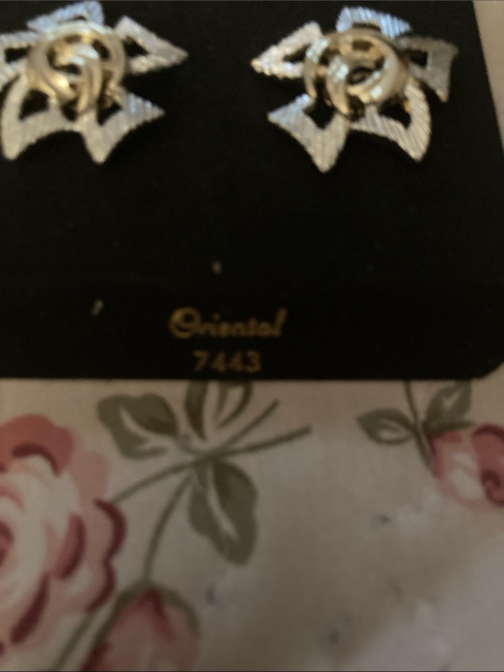 Sarah Coventry Silver-Tone Floral Earrings with Gold Centers NIB - Picture 3 of 3